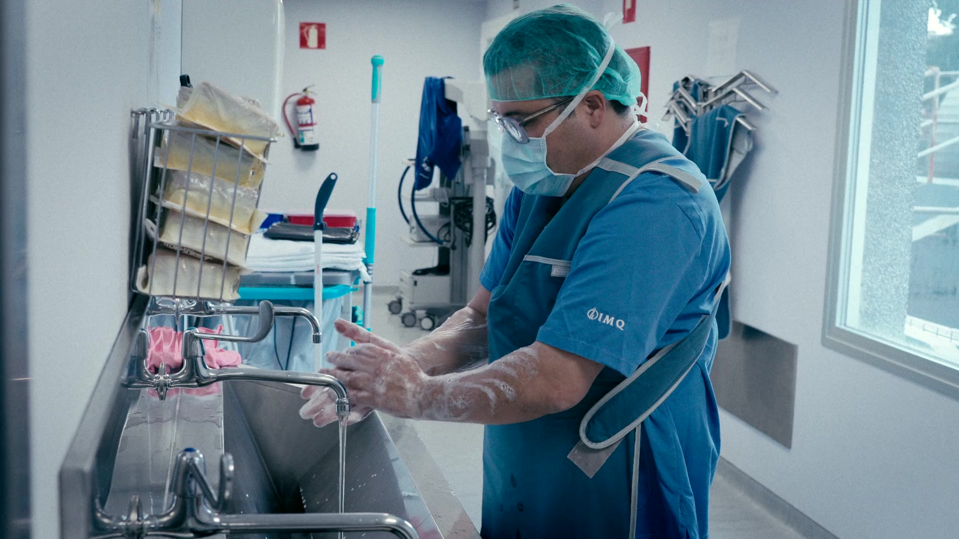 Dr. Rodrigo Hidalgo en consulta de traumatología en Mugisalud Bilbao