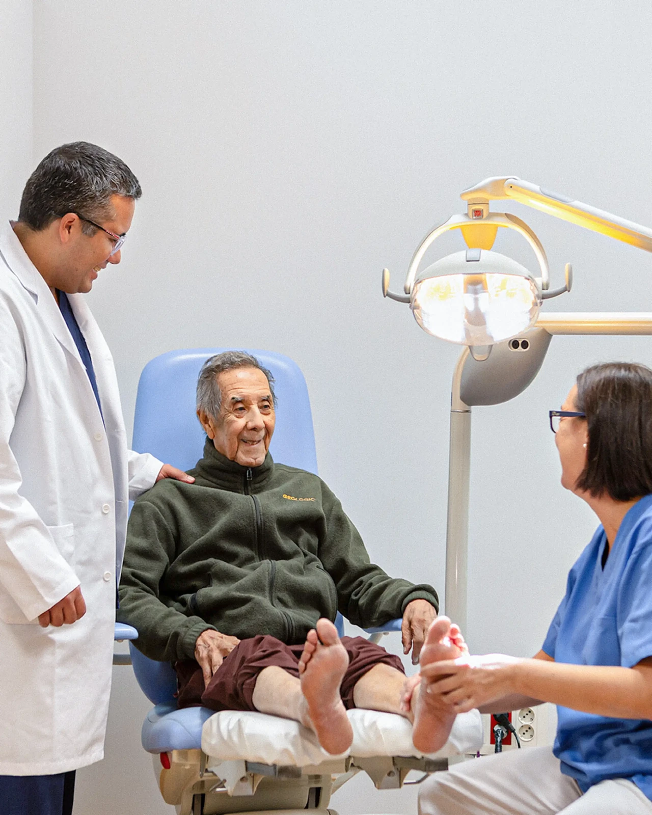 Paciente recibiendo atención médica personalizada en Mugisalud Bilbao